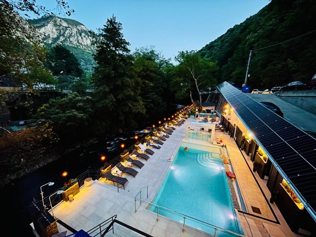 Hotel Holiday Maria Băile Herculane Exterior photo